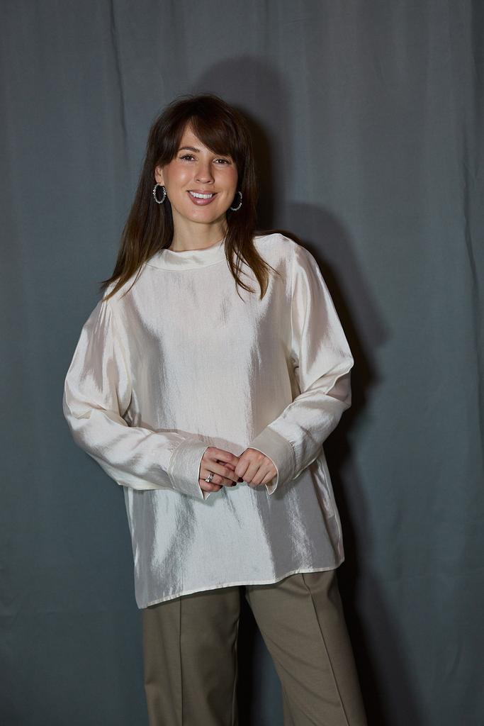 Блуза  молочная с воротником стойкой