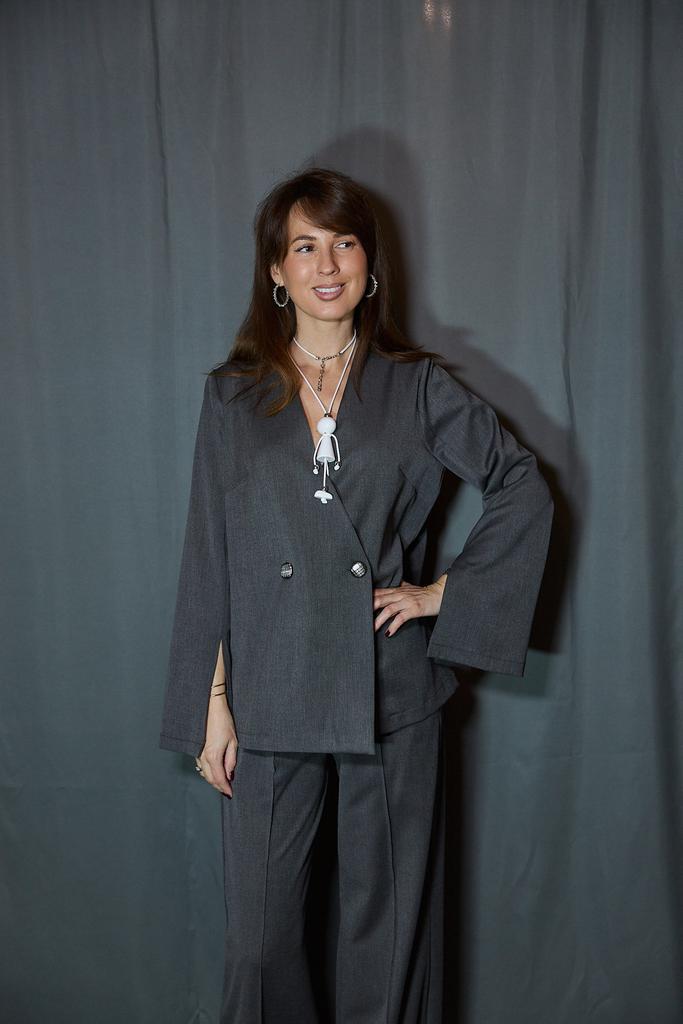 Жакет серый с разрезами на рукавах