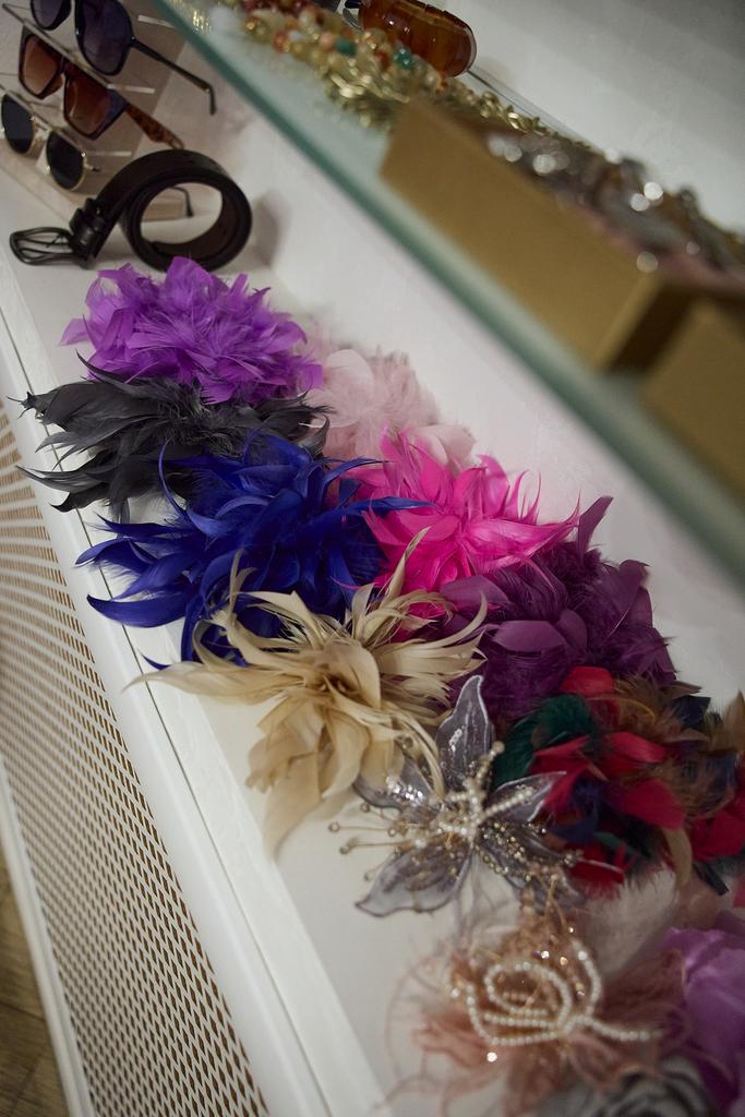 Брошь-булавка с перьями