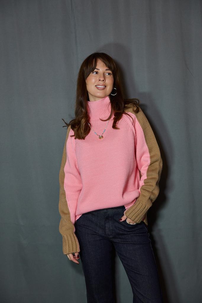 Свитер комбинированный розовый+песочный из шерсти с рукавом реглан и швами наружу