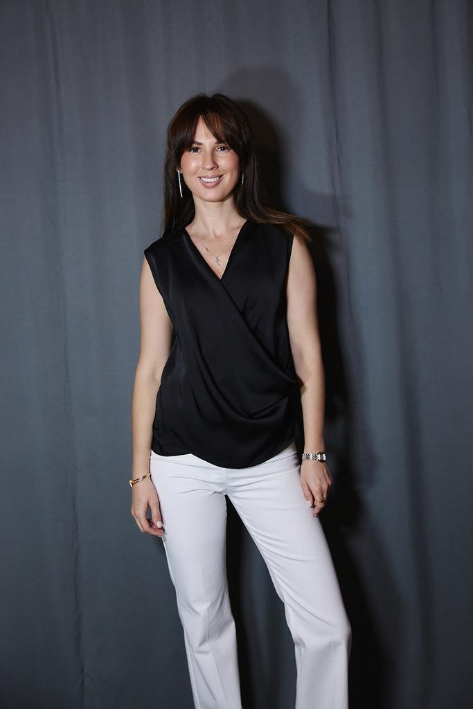 Топ черный на запАх из атласной  вискозы