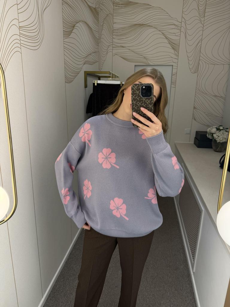 Джемпер с круглым вырезом  серый с клевером