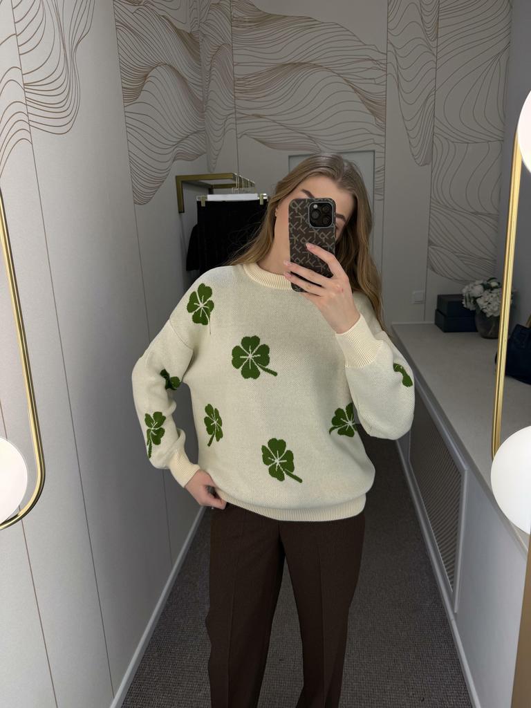 Джемпер с круглым вырезом  светлый  с  зеленым клевером