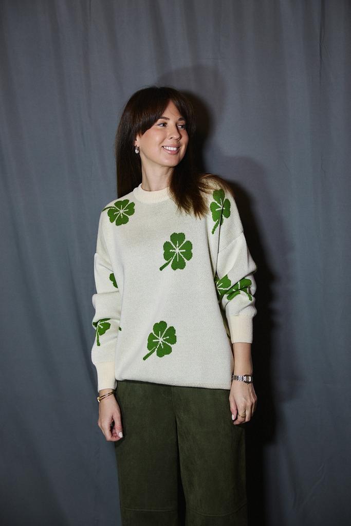 Джемпер с круглым вырезом  светлый  с  зеленым клевером