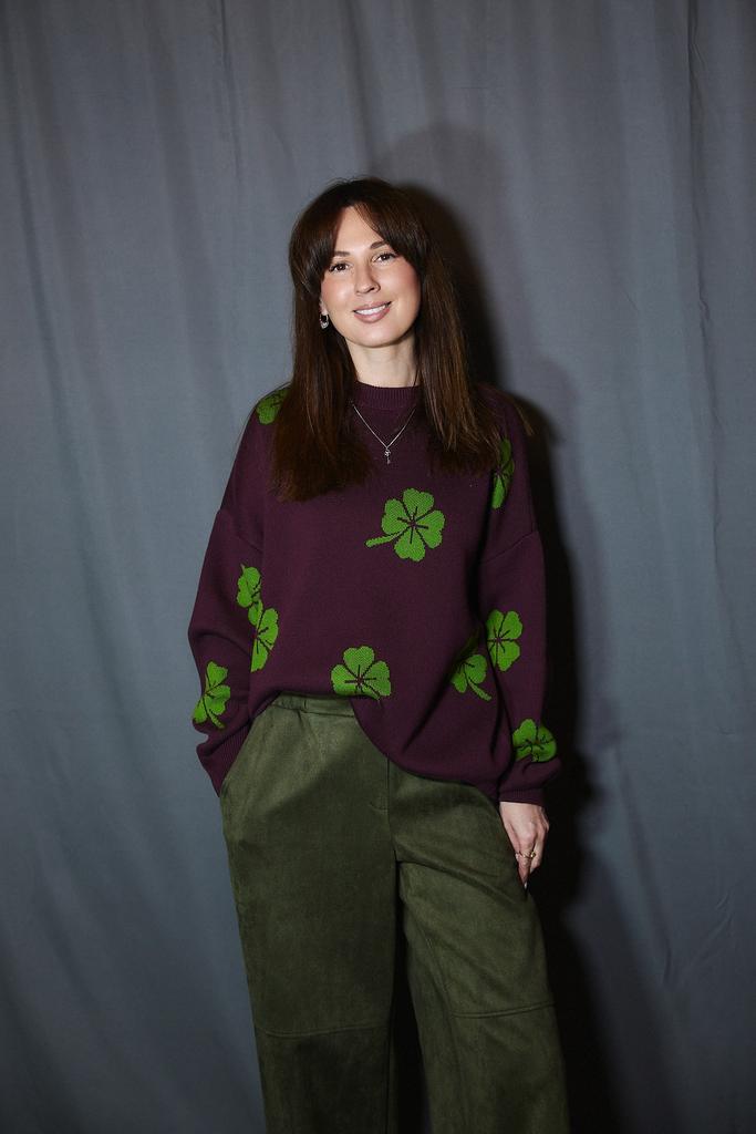 Джемпер с круглым вырезом бордовый с  зеленым клевером