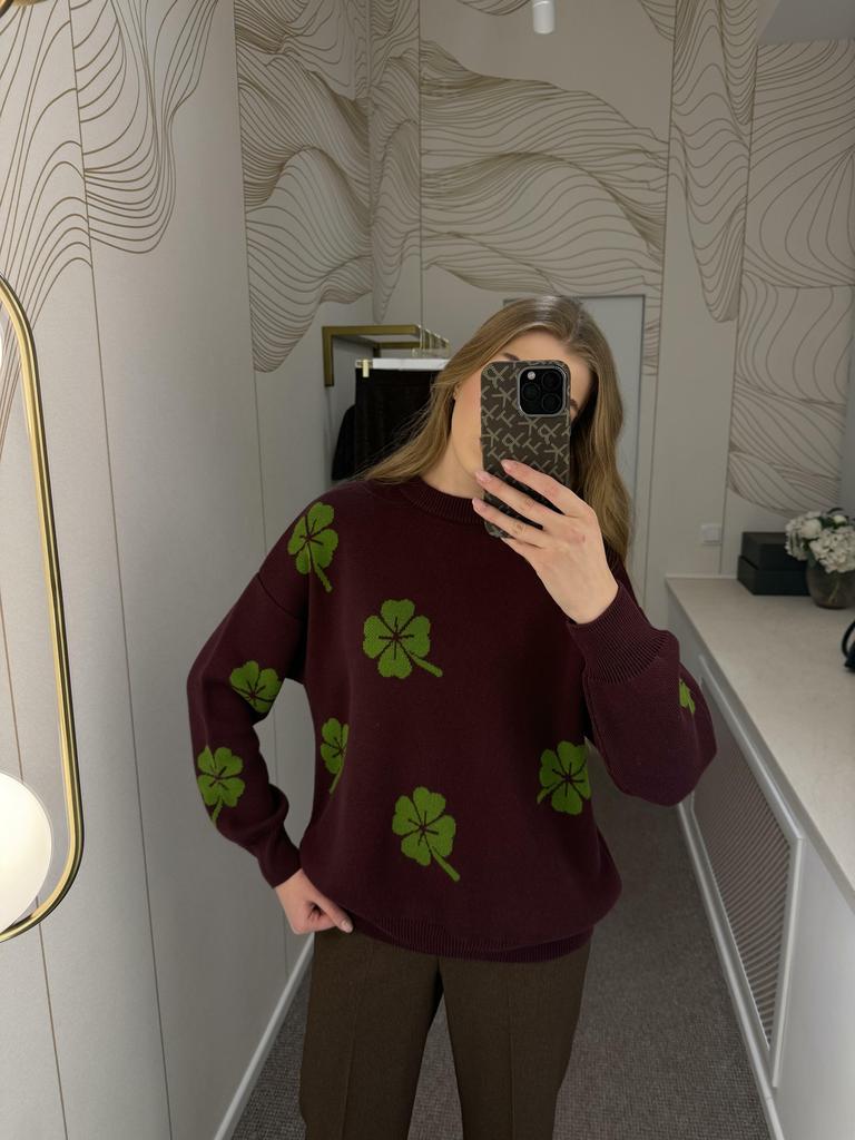 Джемпер с круглым вырезом бордовый с  зеленым клевером