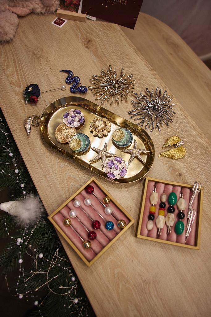 Броши в ассортименте