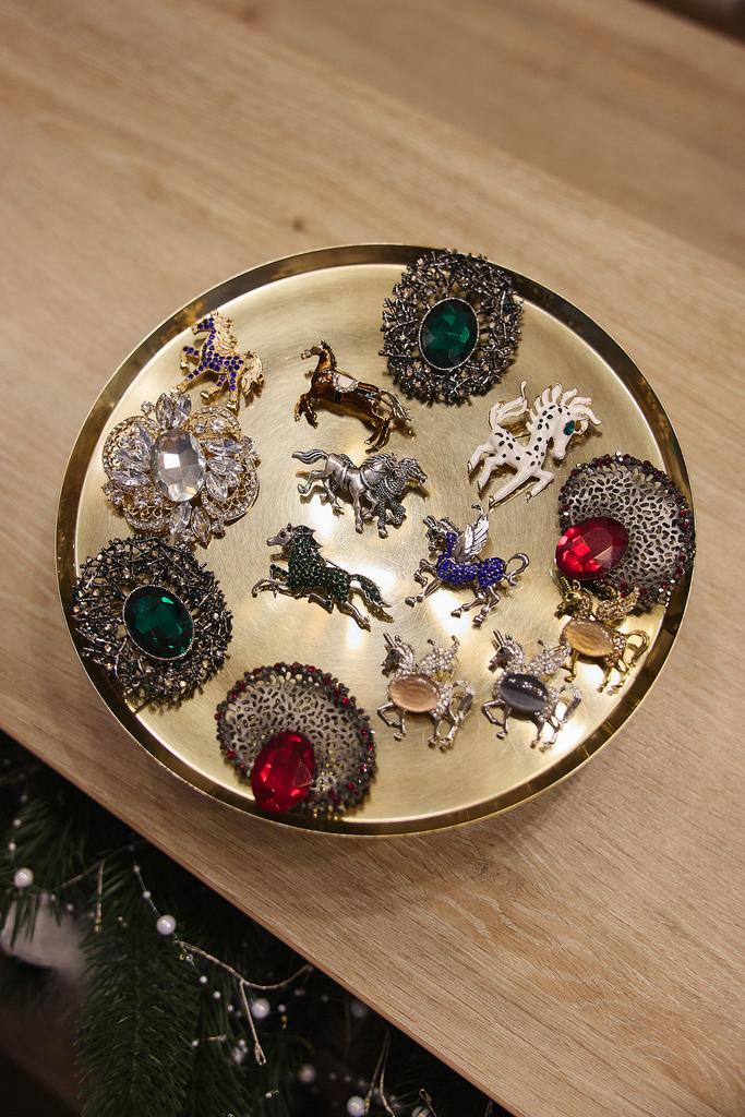 Броши в ассортименте