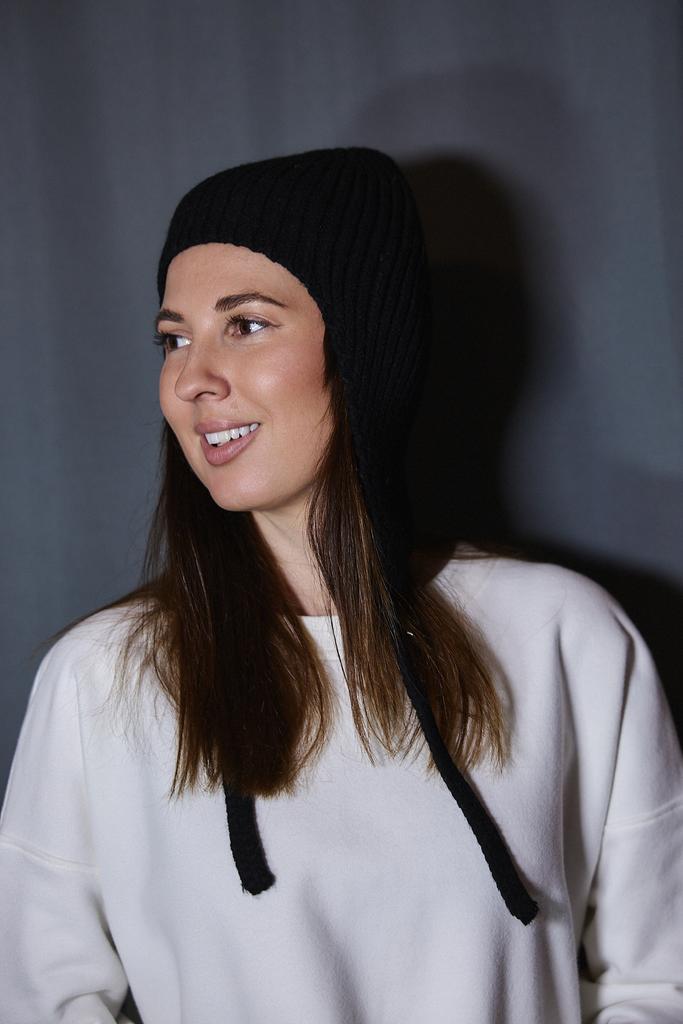 Чепчик из шерсти на завязках чёрный