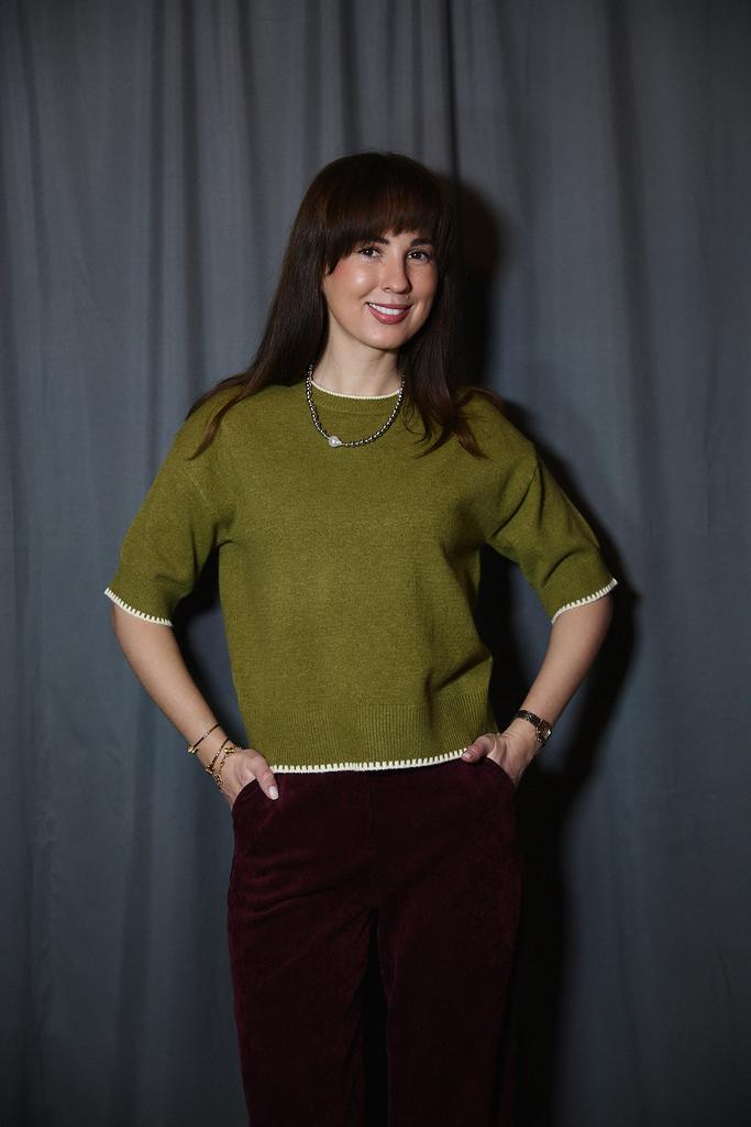 Зелёная футболка вязаная с молочным кантом