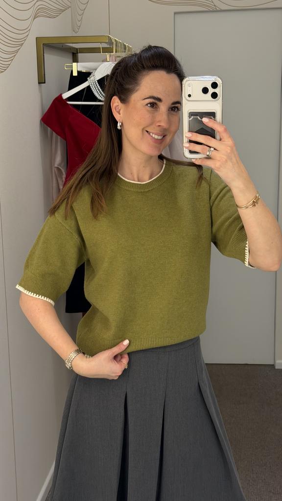 Зелёная футболка вязаная с молочным кантом