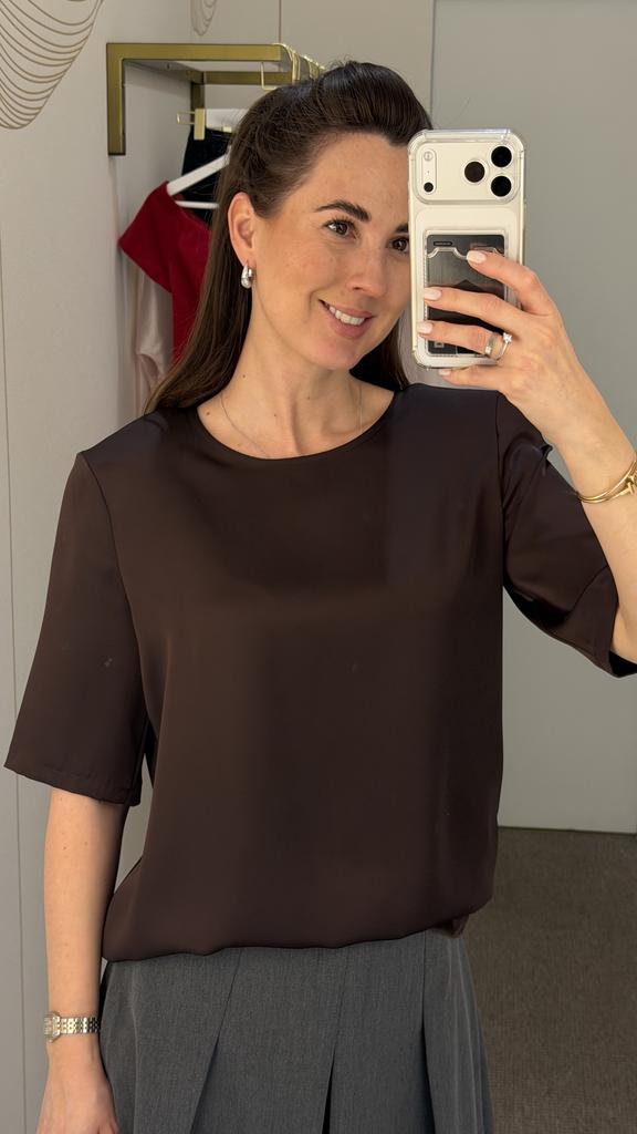 Футболка из атласной вискозы в шоколадном цвете