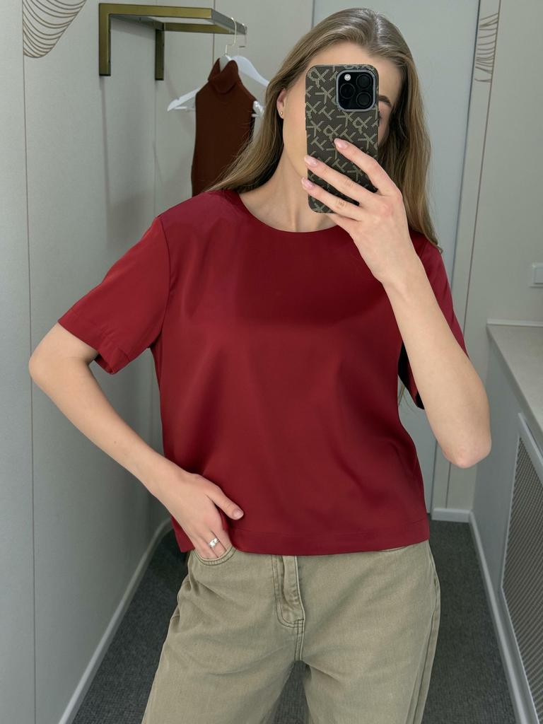 Футболка из атласной вискозы в бордовом  цвете