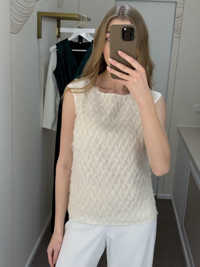Топ молочный   из пушистой ткани