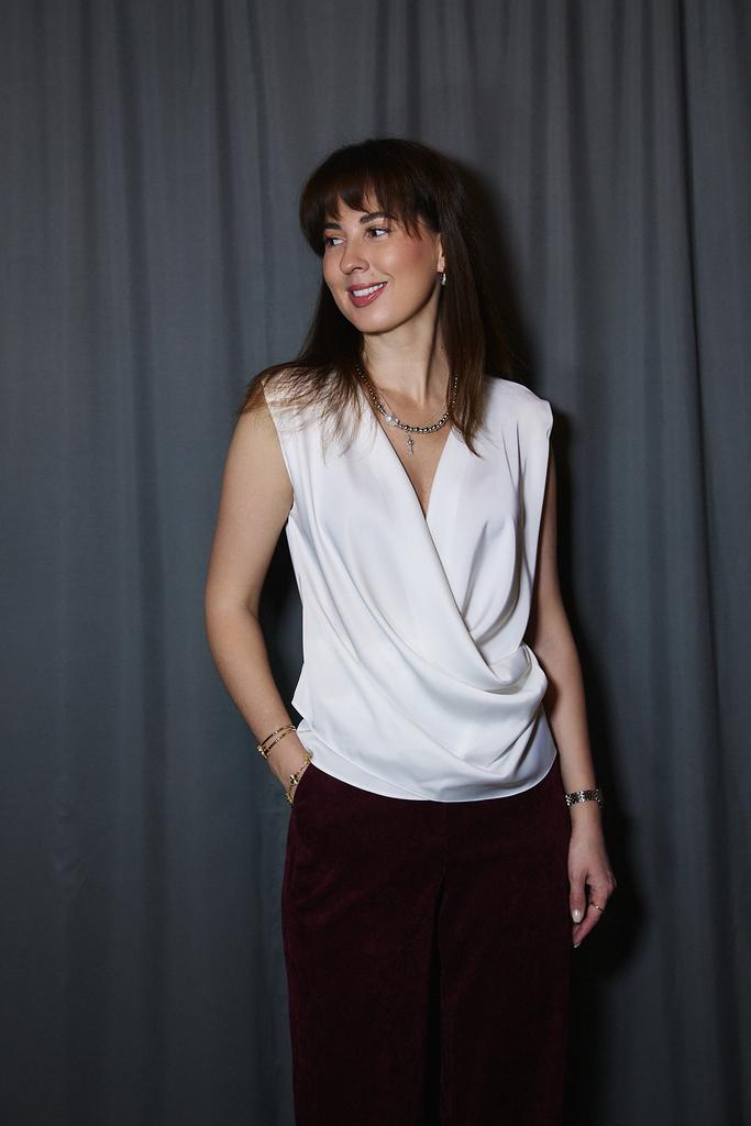 Топ молочный на запАх из атласной  вискозы