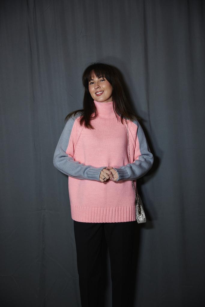 Свитер комбинированный розовый+серый из шерсти с рукавом реглан и швами наружу