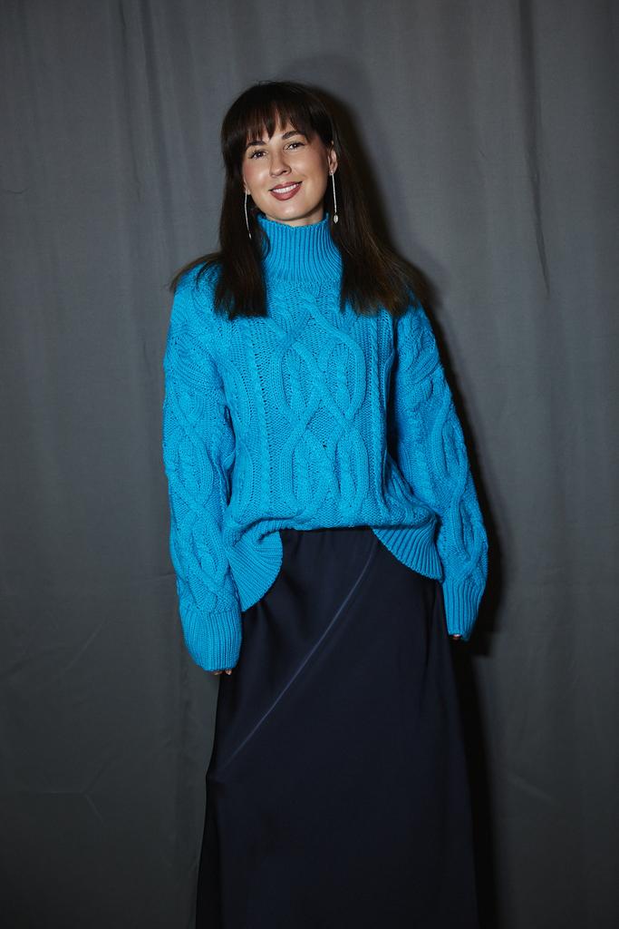 Свитер бирюзовый  с косами