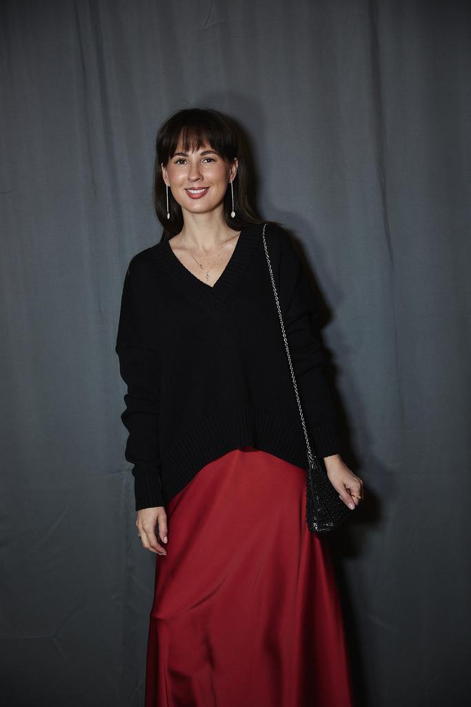 Джемпер из хлопка с v-вырезом  в черном цвете