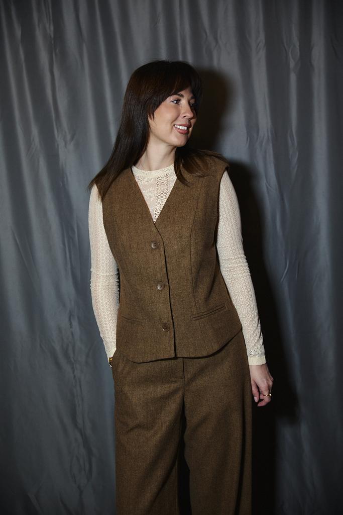 Жилет бежевый шерстяной