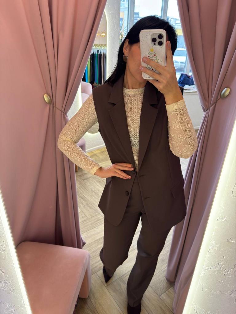 Жилет костюмный коричневый с необработанным краем рукава