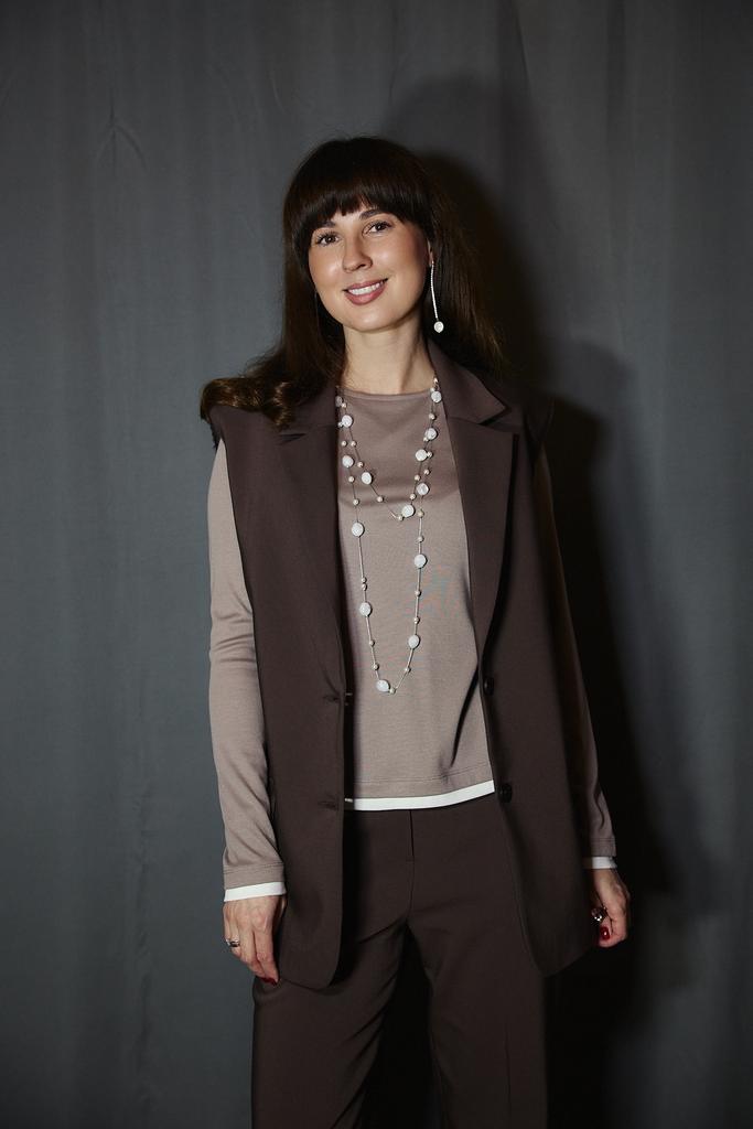 Жилет костюмный коричневый с необработанным краем рукава