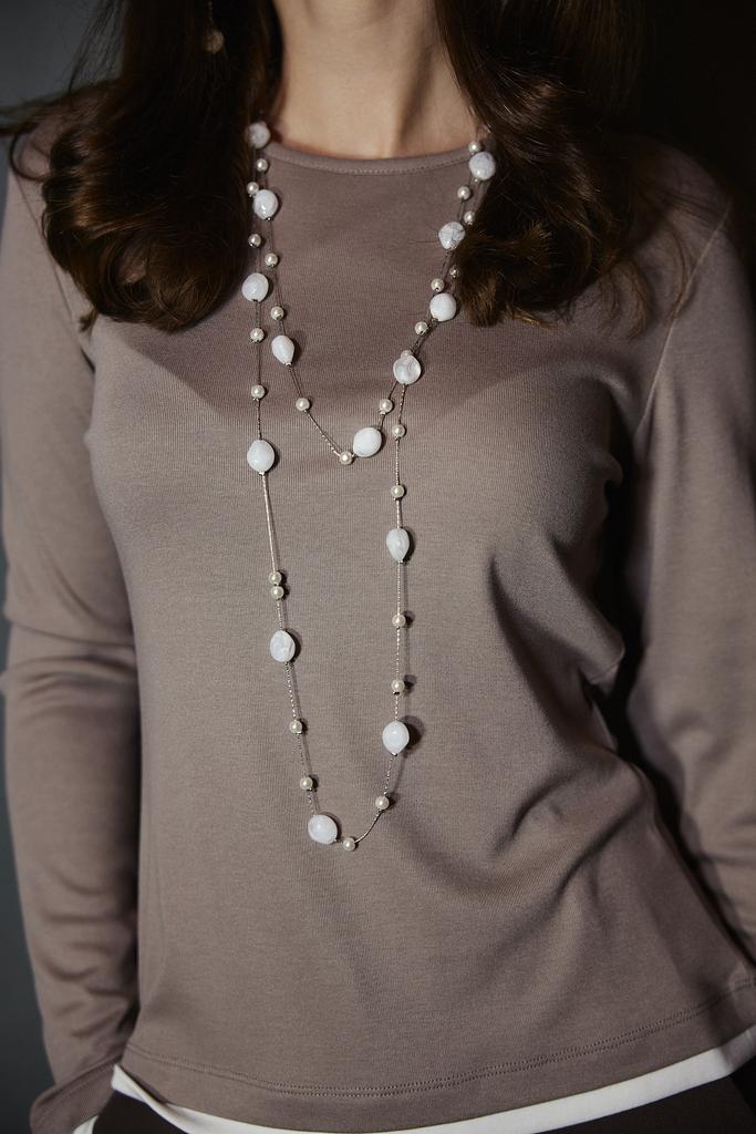 Украшение с молочными камушками