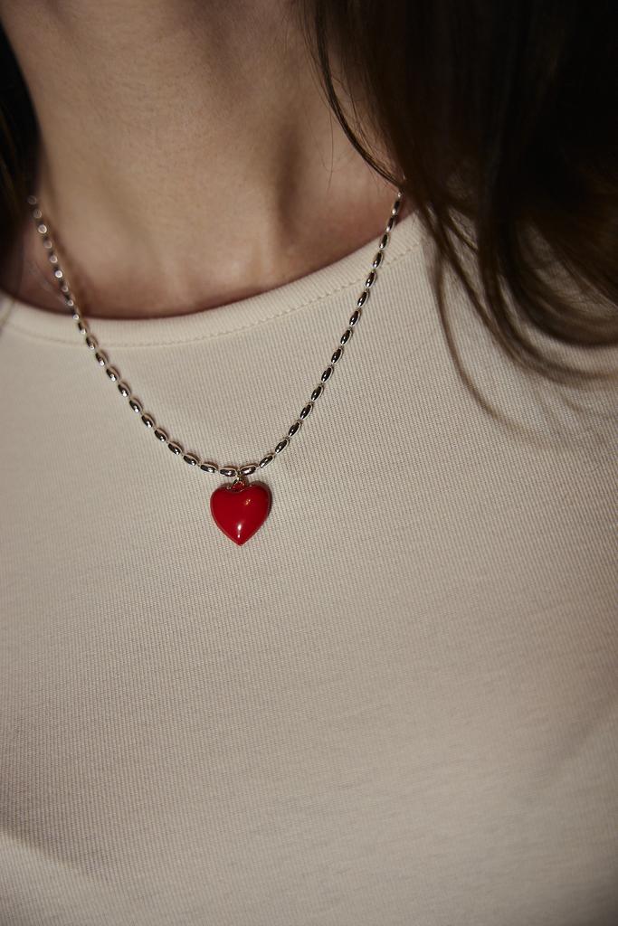 Украшение с красным сердцем