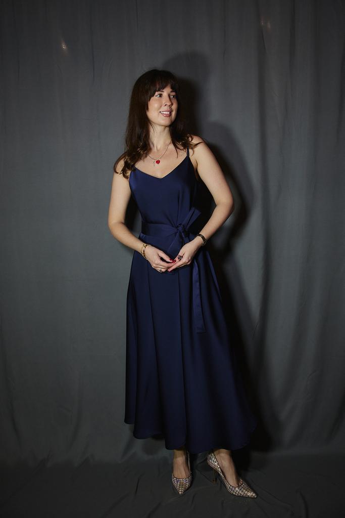 Платье-комбинация из шелка с поясом