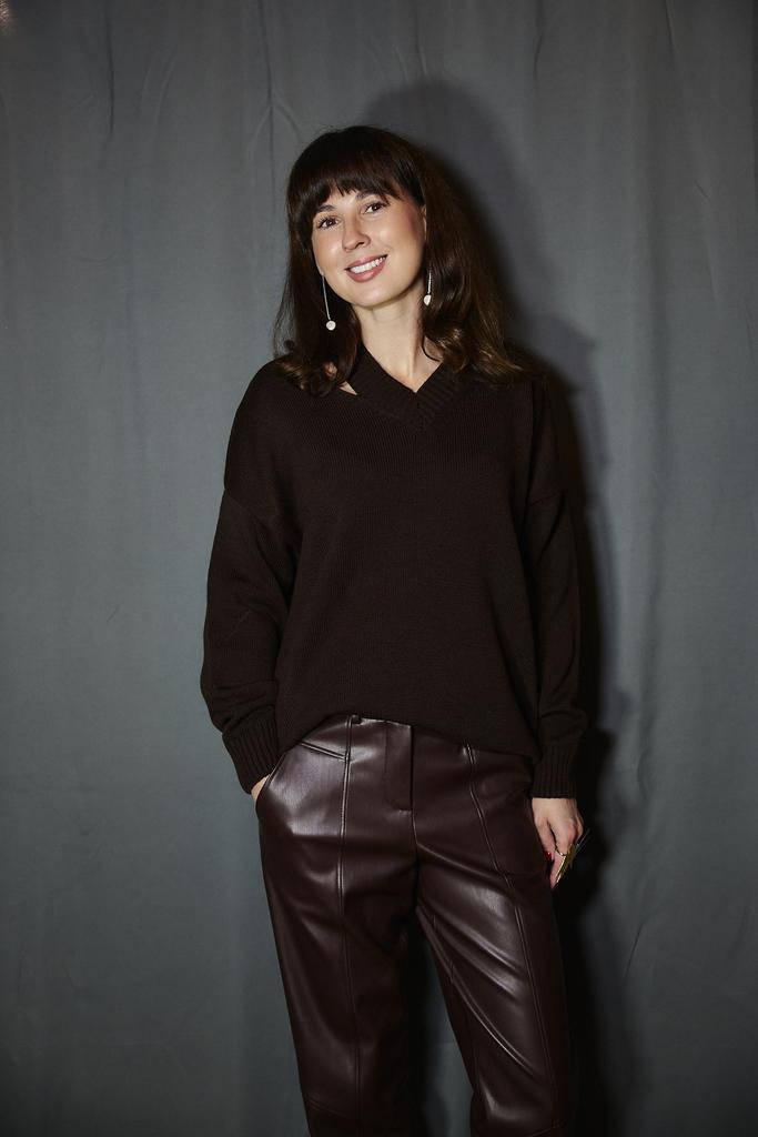 Джемпер шоколадный с вырезом и открытой ключицей