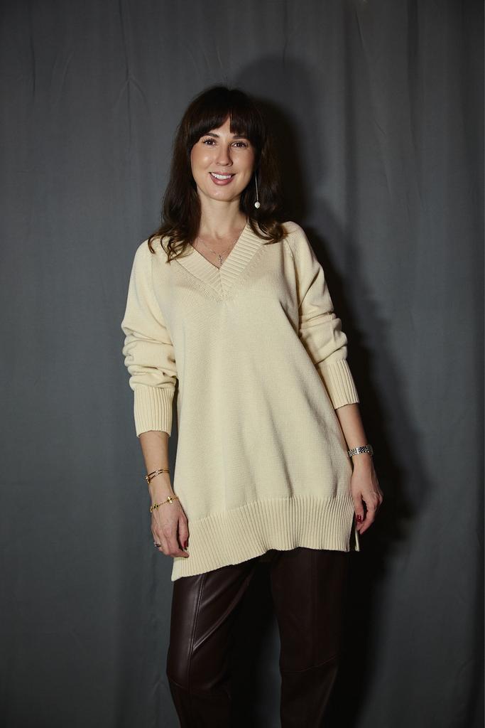 Джемпер из хлопка с v-вырезом вырезом сливочный