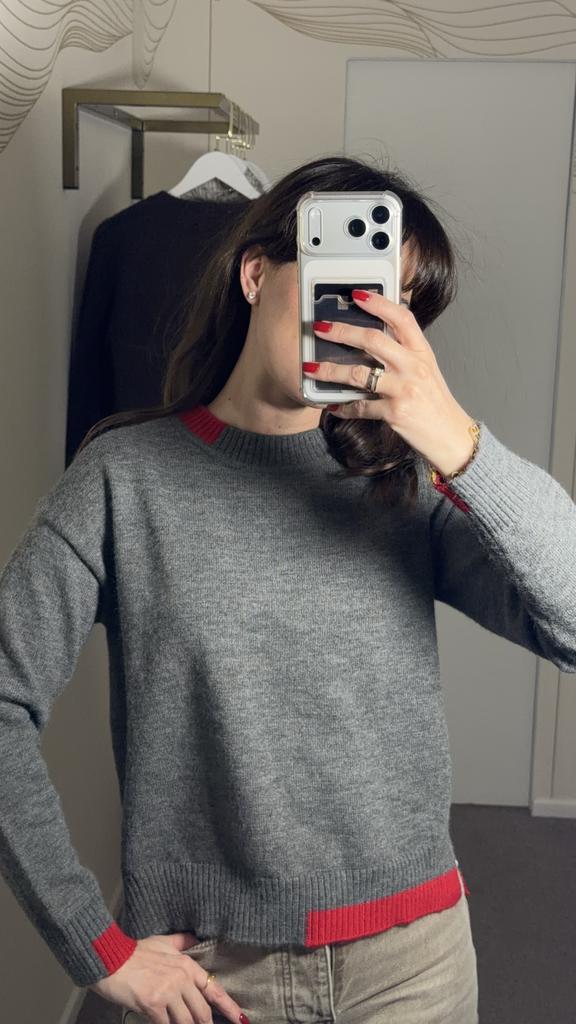 Джемпер из кашемира серый с красными вставками