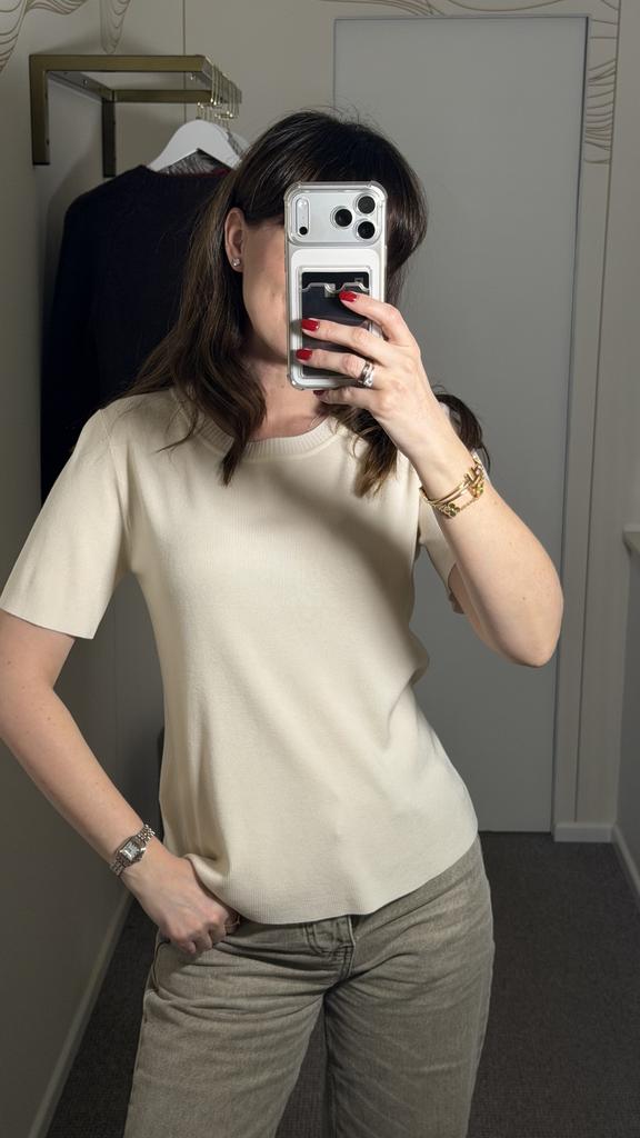 Футболка в сливочном цвете