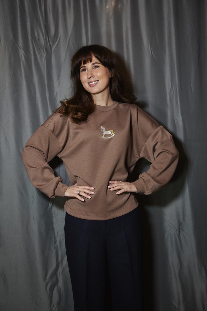 Джемпер шоколадный  с лошадкой