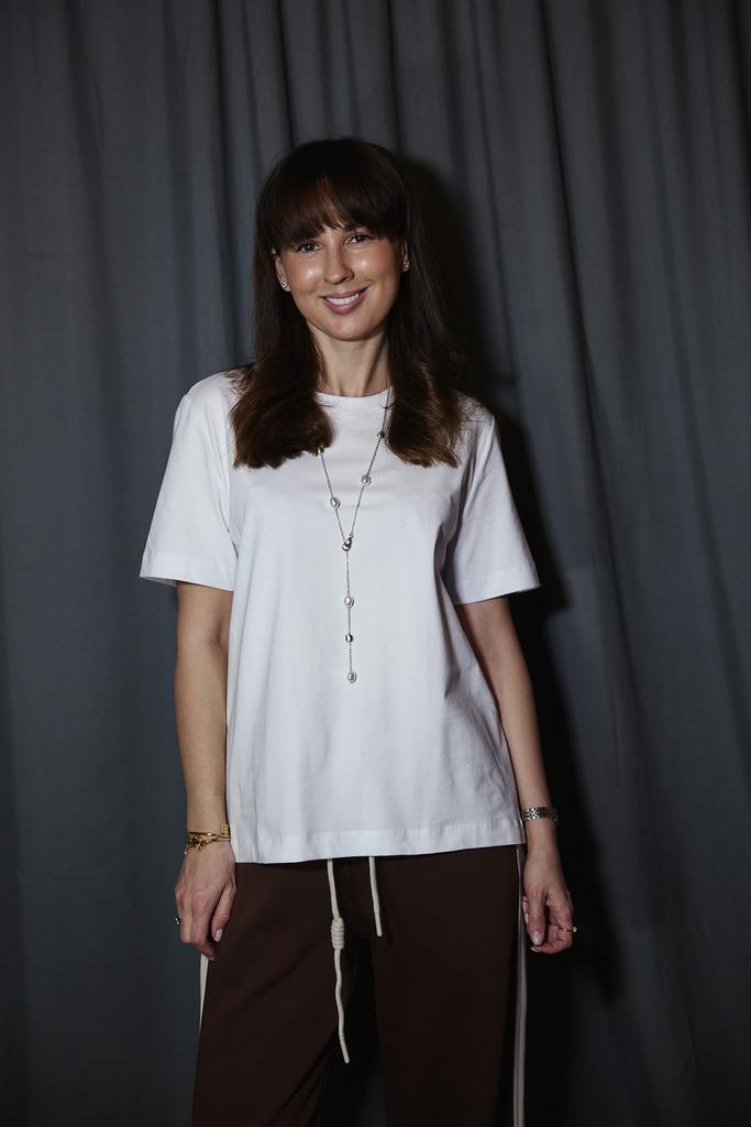 Футболка в белом  цвете