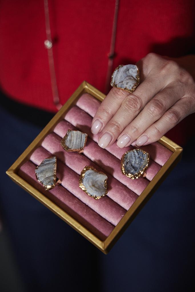 Кольца с  необработанным камнем с регулировкой размера