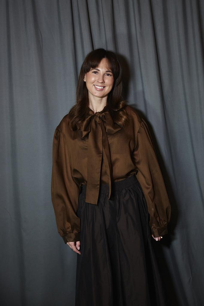 Блуза шоколадная с бантом на воротнике