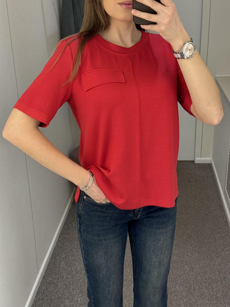 Красная  футболка с имитацией   кармана на груди