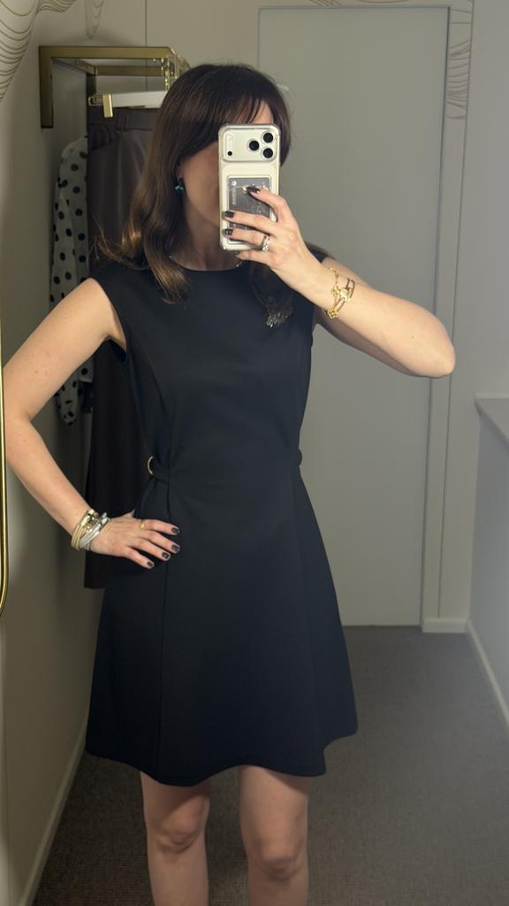 Платье черное мини с акцентом на талии