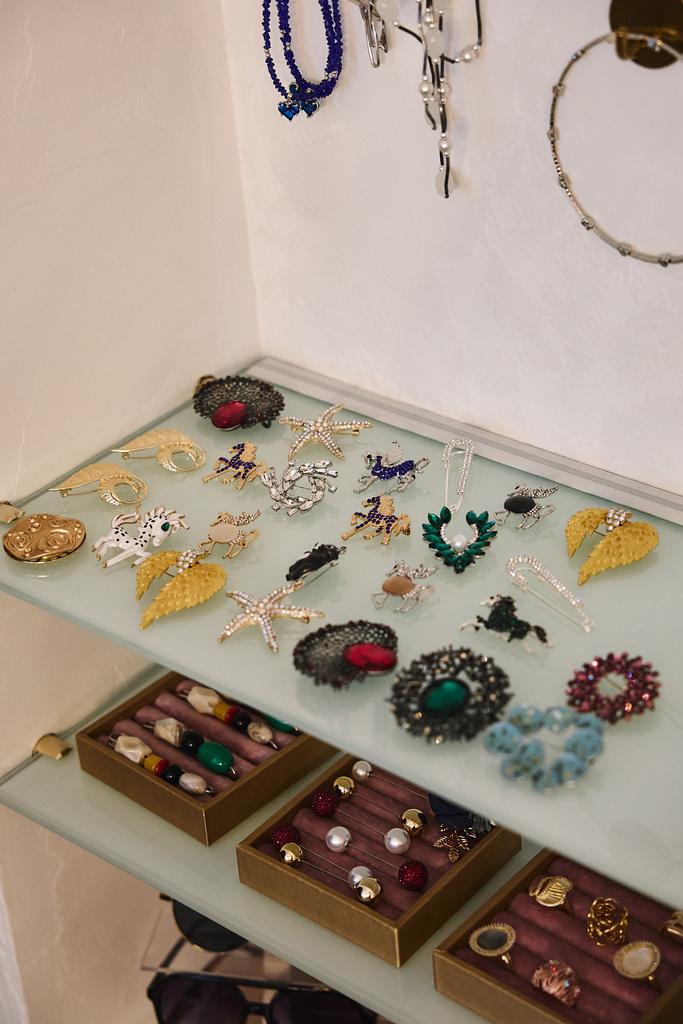 Броши в ассортименте