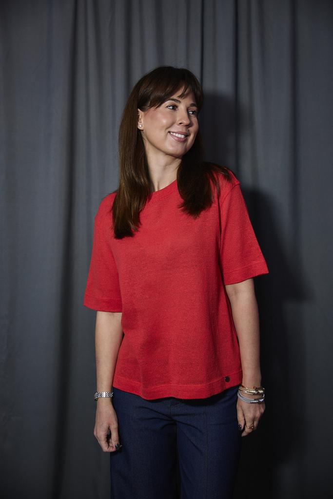 Футболка морковного цвета