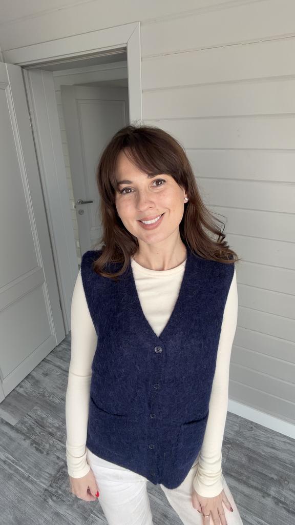Жилет синего цвета вязаный