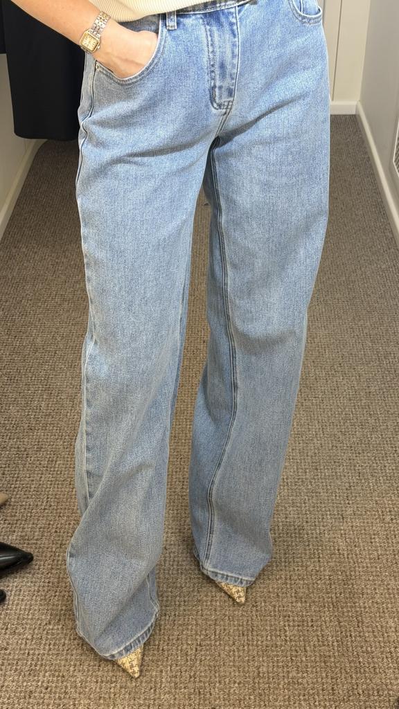 Джинсы голубые  широкие сзади с резинкой