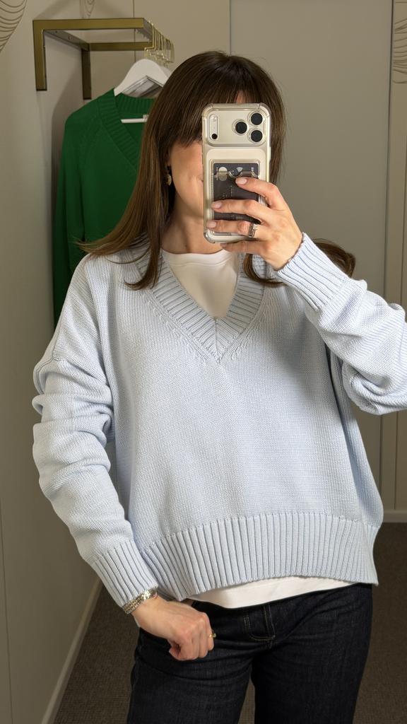 Джемпер из хлопка с вырезом голубой