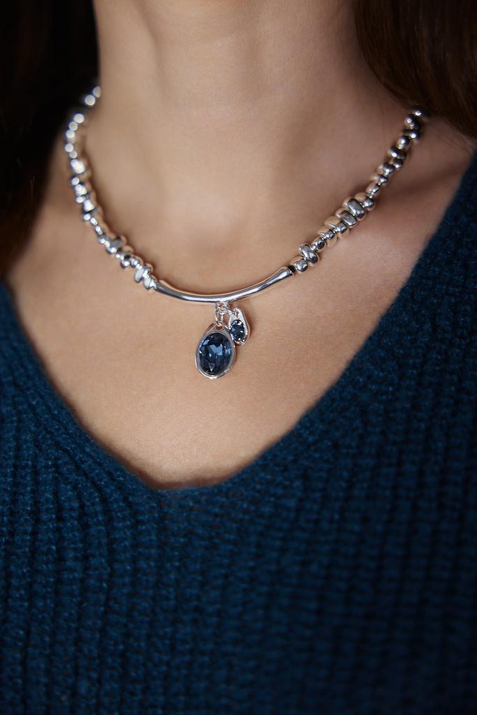 Украшение на  шею серебристое с голубыми камнями