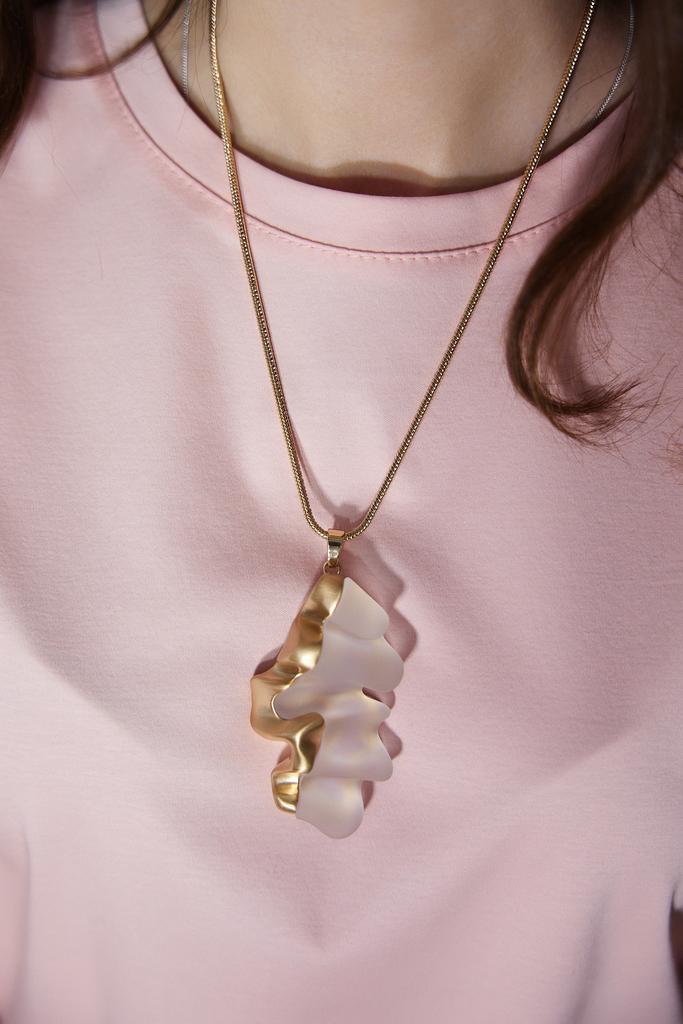 Украшение на  шею золотистое  с  камнем матовым