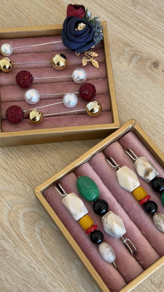 Броши в ассортименте