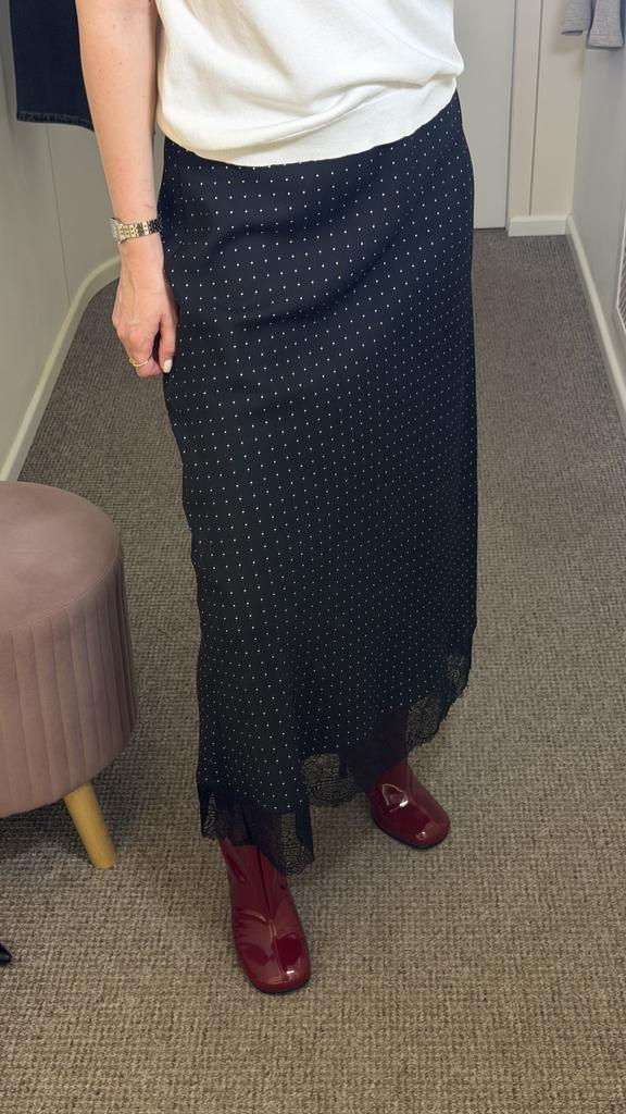 Юбка из вискозы чёрная в горох с кружевом внизу