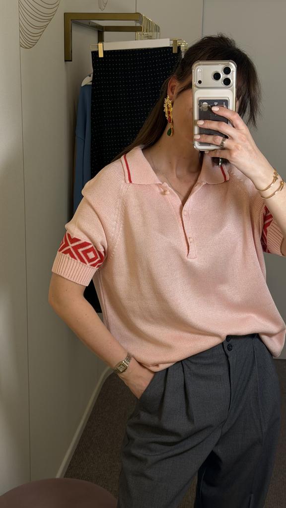 Футболка-поло пудровая с красным орнаментом