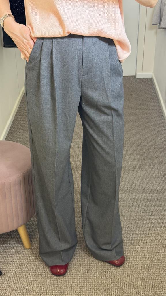Брюки-палаццо серого цвета  с защипами
