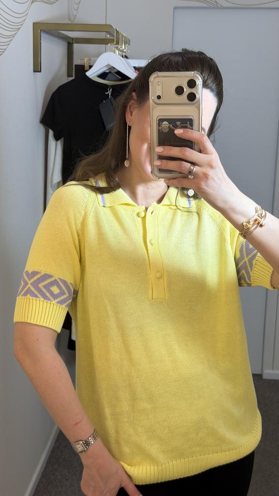 Футболка-поло желтая с фиолетовым  орнаментом